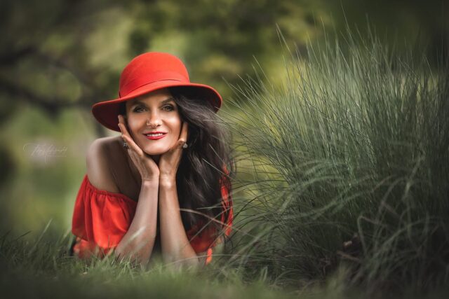Maminka s dcerou v mém podání z posledního Fotosetkaní ve Stromovce 🙋🏻‍♂️ 
#fotosetkanivestromovce #sraz #stromovka #portrait #fashion #nature #family
